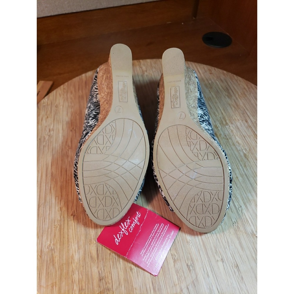 NEW DEXFLEX COMFORT Size 7 Black & White Memory Foam Wedge Sandal Shoes READ - Picture 11 of 11